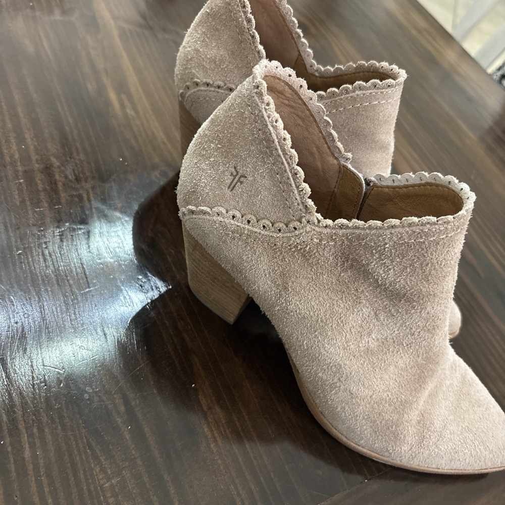 FRYE REED PALE BLUSH SUEDE LEATHER ZIP ANKLE SCALLOPED BOOTIE US 9